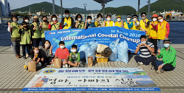 통영시 봉사자들, ‘국제 연안정화의 날’ 맞아 해양환경보전 기여 인증서 받다-단체사진.jpg