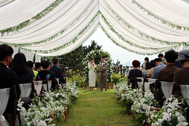 사진_한려해상생태탐방원 국립공원의 자연과 함께하는 숲속 결혼식 운영.JPG