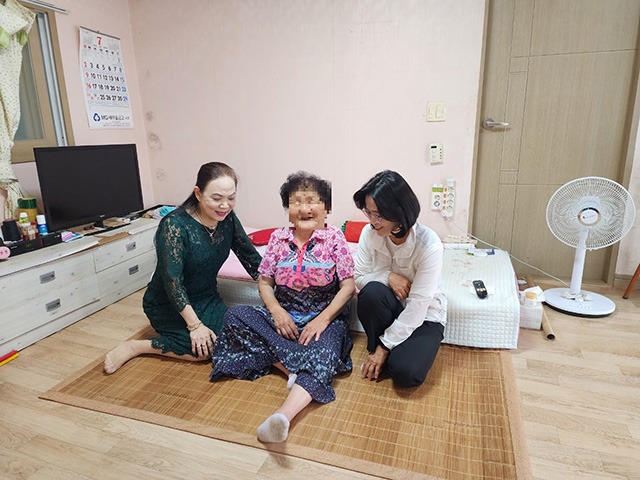 7.4 - 오미사꿀빵 본점에서 명정동 주민센터에 저소득 취약계층을 위한 대자리 매트를 기탁 2.jpg