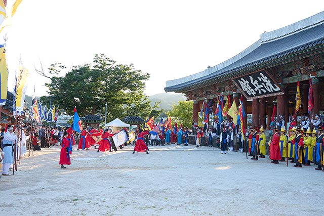 8. 8. - 제6호 태풍 카눈 북상에 따른 제62회 통영한산대첩축제 프로그램 일정 축소 운영 3(수문장 사열식).jpg